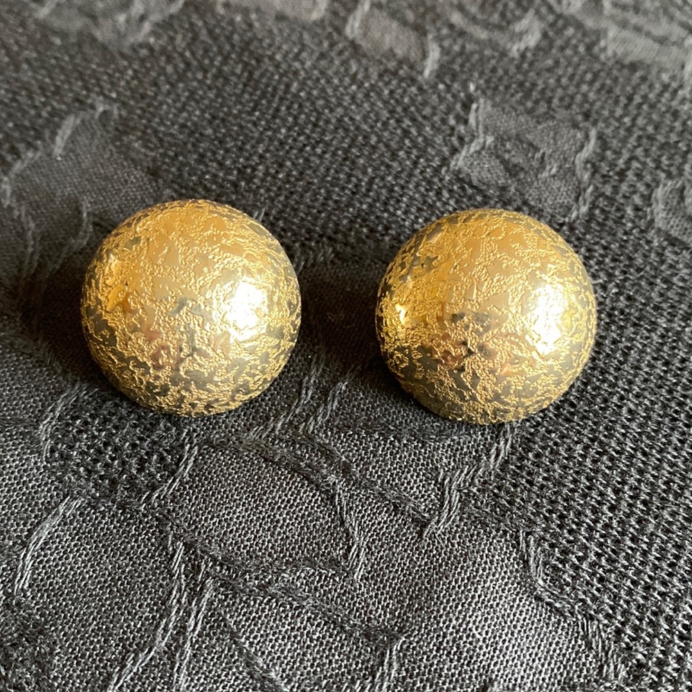 EARRINGS Vintage Gold Tone Clip on Earrings